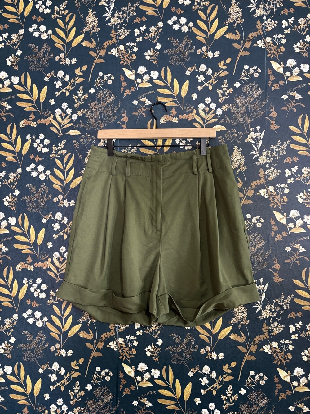 Elizabeth and James Olive Green Pleated High-Waist Shorts Size 15